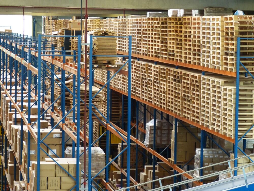 Een afbeelding van een warenhuis waar ze een goede Warehouse Management software als Magento goed kunnen gebruiken.