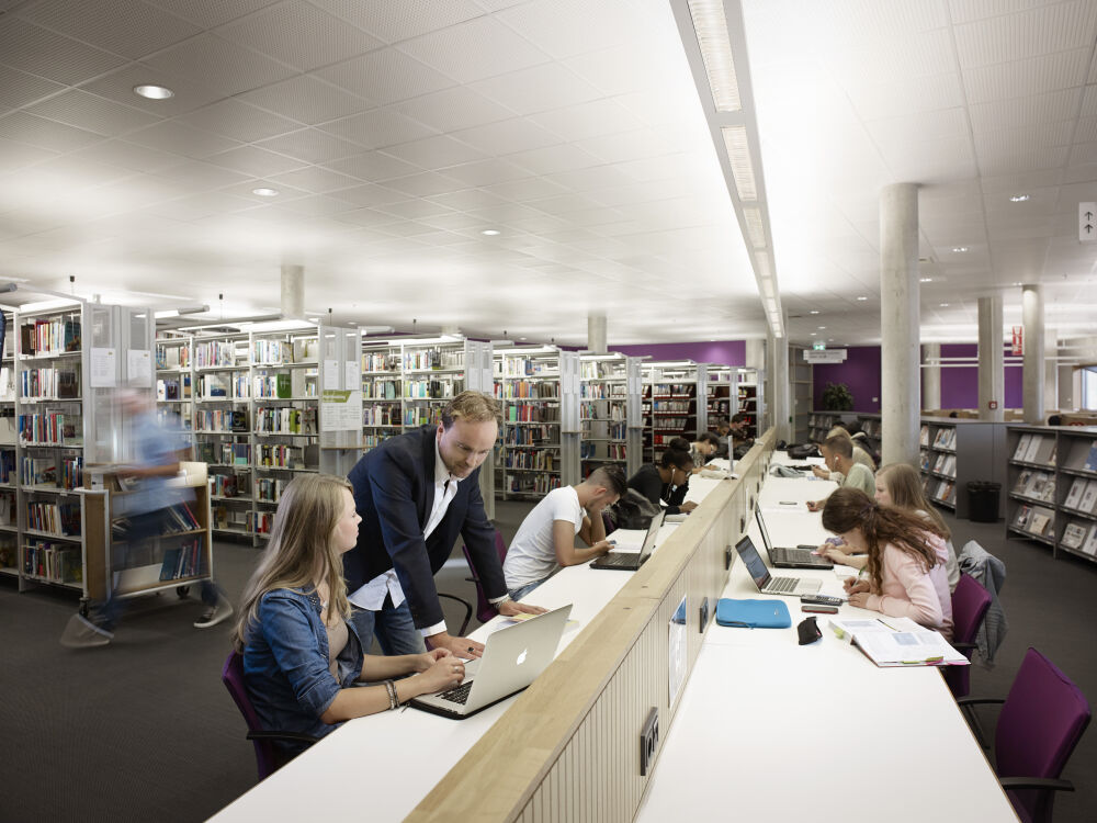 Een mediatheek met studerende studenten symbolisch voor slimmer onderwijs