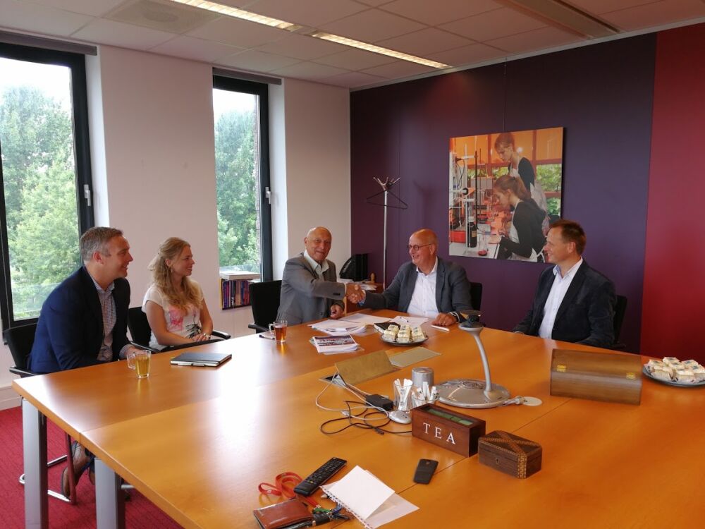 Het team van Advisie dat de contracttekening bij Dunamare Onderwijsgroep viert.