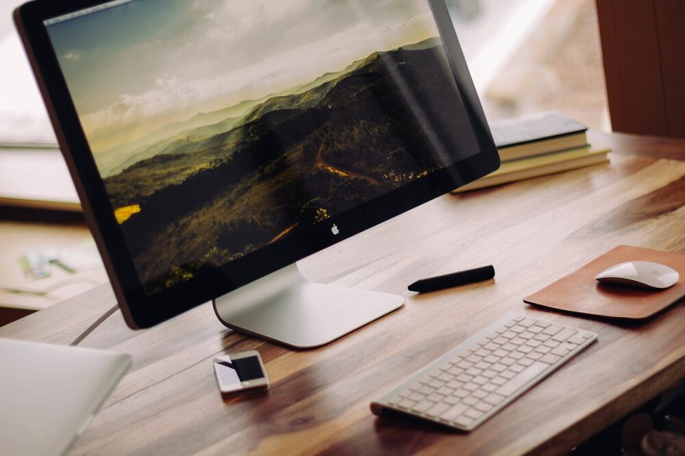 Een Apple computer met een koppeling tussen magento 2 en een Exact administratie