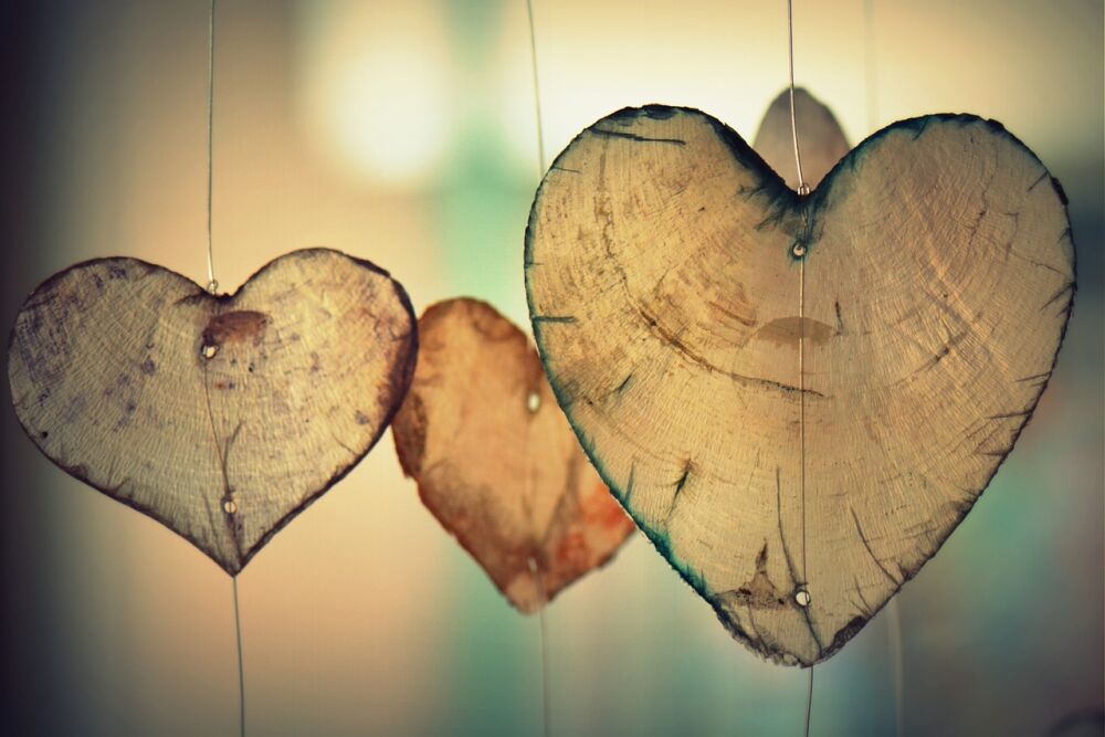 Een aantal hartjes die de connectie maken met  'Customer Love'