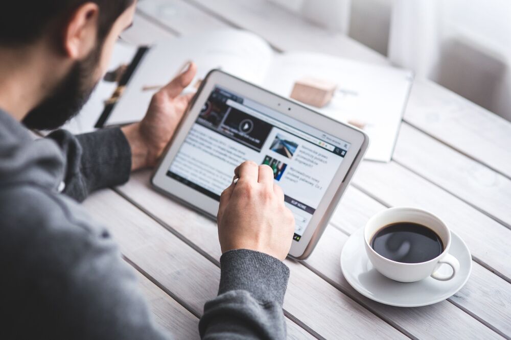 man aan het werk met Omnichannel op zijn  Tablet