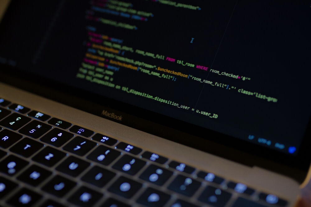 Een laptop met wat code - een symbolische weergave voor digitalisering en Good Governance