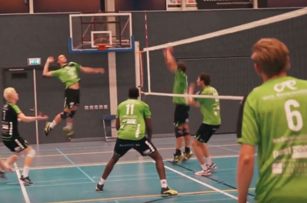 Avital Selinger, voormalig volleybal international in actie op het Volleybal veld
