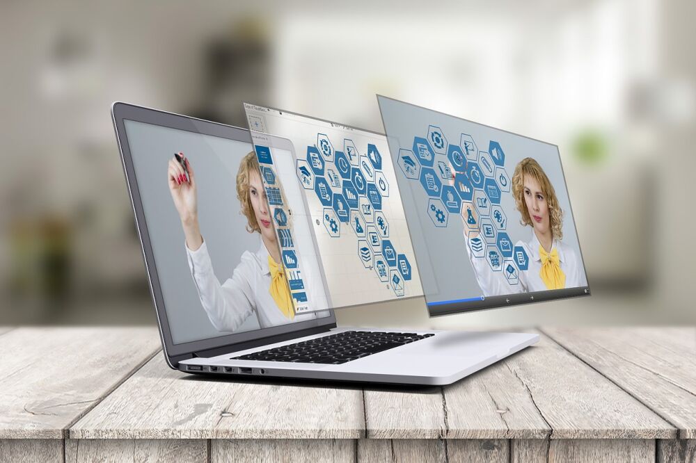 Een laptop die een lerares aan het werk toont, symbolisch voor toekomstbestendig onderwijs