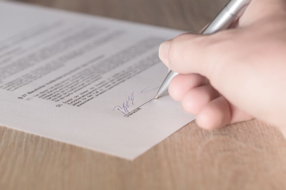 Een voorbeeld van een contract dat getekend wordt 