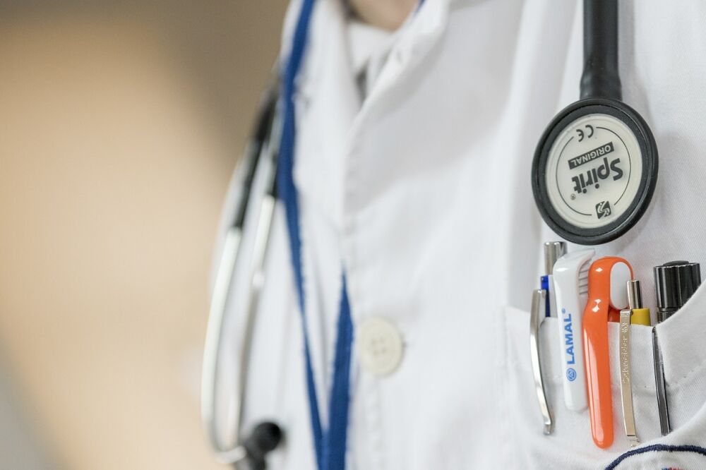 Een afbeelding van een dokter waarbij de vraag wordt gesteld hoe je efficient kunt bezuinigen op de zorg