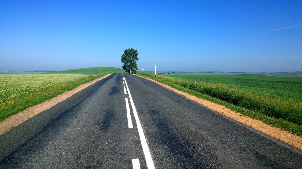 Een weg die doorloopt tot in de horizon, wat symbool staat voor het vooruit kijken dat nodig is bij een meerjarenbegroting