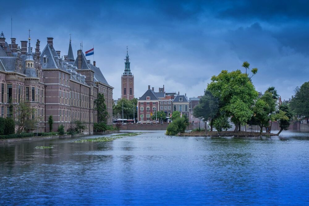 Een foto van de hofvijver in Den Haag