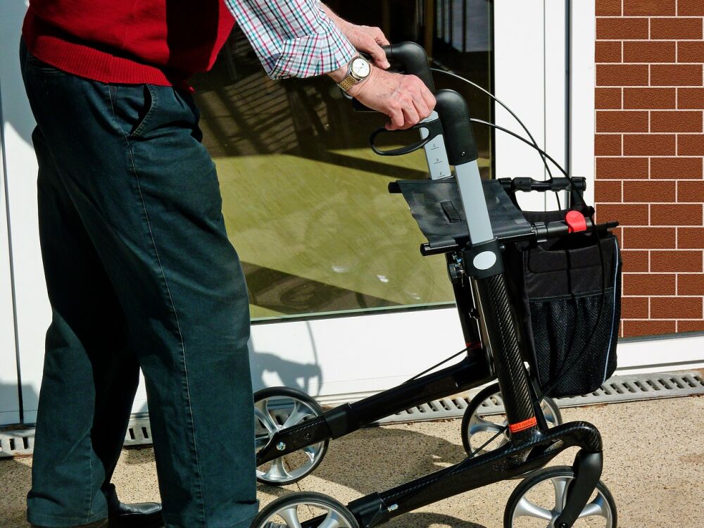 Man met rollator