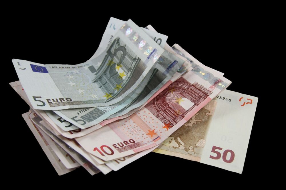 Een aantal 5, 10 en 50 eurobiljetten.