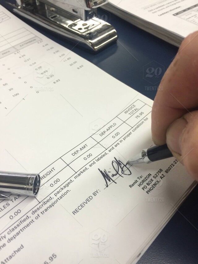 Iemand die een handtekening zet onder een inkoop tot betaling