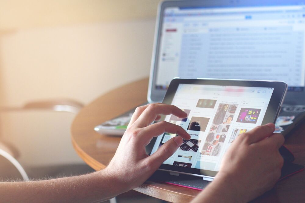 Iemand die op de Ipad de 6 trends voor de groothandel in 2019 aan het bekijken is