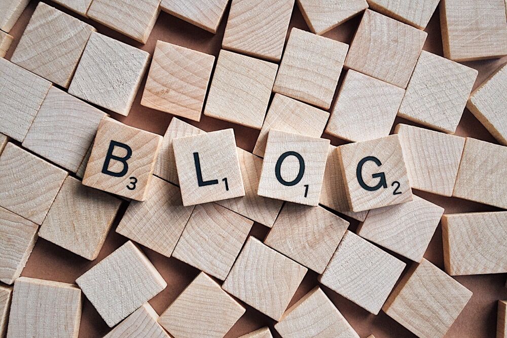 Scrabble steentjes die samen 'blog; spellen