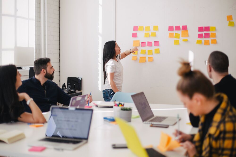 Medewerkers bezig met sociale innovatie